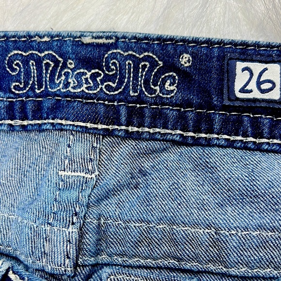 Miss Me jeans size 26 with glittering beads in the back of the jeans - Picture 9 of 11